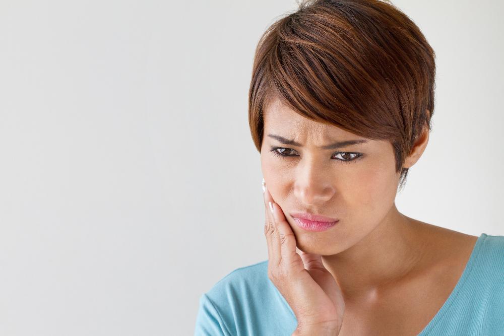 woman in pain holding jaw | emergency dentistry sunnyvale ca